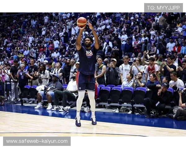 恩比德低位单打吸引包夹 为外线射手创造机会