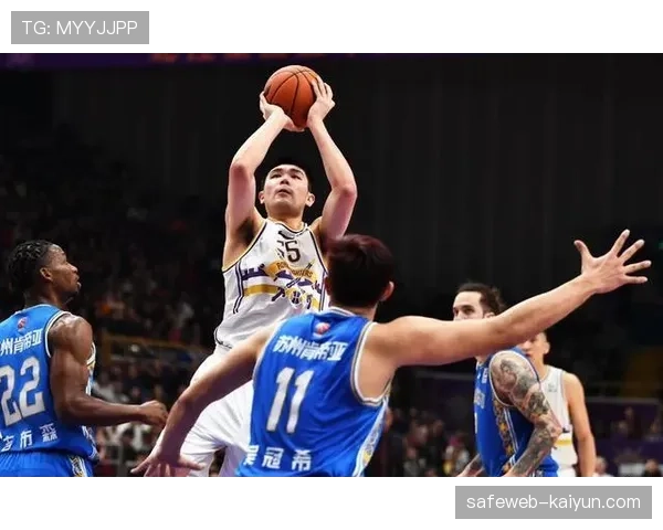 北控佩里13分8板5助，内线策应点丰富高位进攻选择